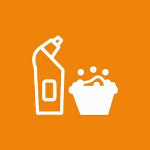 En blanding af forskellige rengringsmidler og kemiprodukter