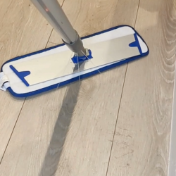 Moppest med sprayfunktion og 10 microfibermopper
